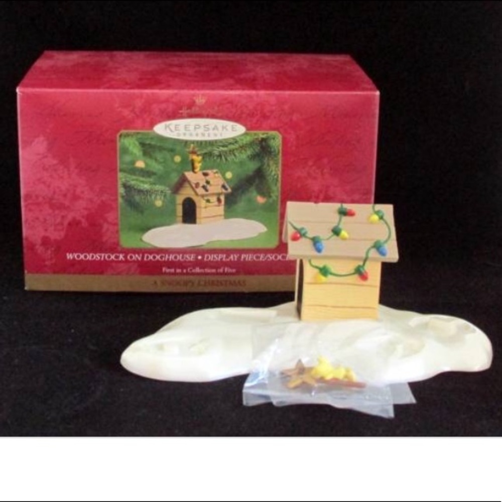 Woodstock on Snoopy’s Doghouse Hallmark Ornament Display Pc
